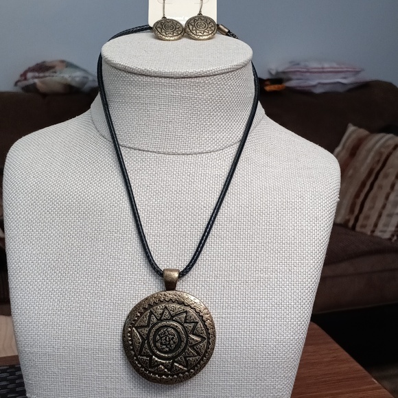 Esmor Jewelry - Sunflower Tribal Goldtone Pendant Necklace Set 🌻